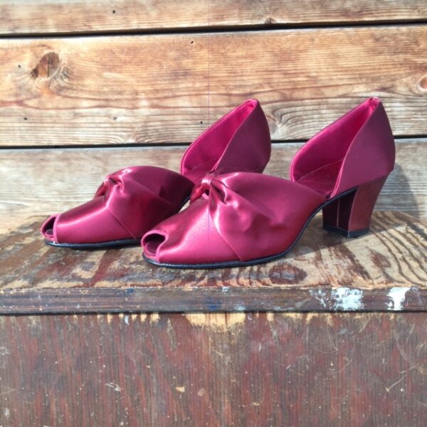 1940s satin slippers by Daniel Green Size 6 -