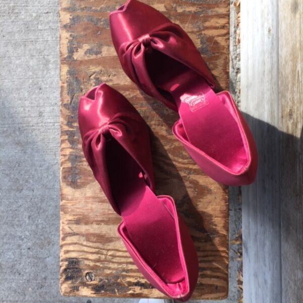 1940s satin slippers by Daniel Green Size 6 -
